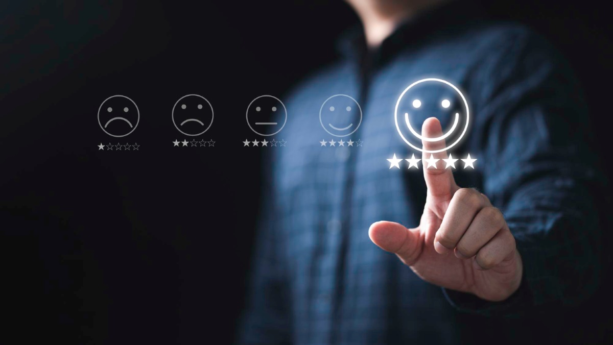 customer choosing a 5-star rating of his experience - iTalent Digital blog